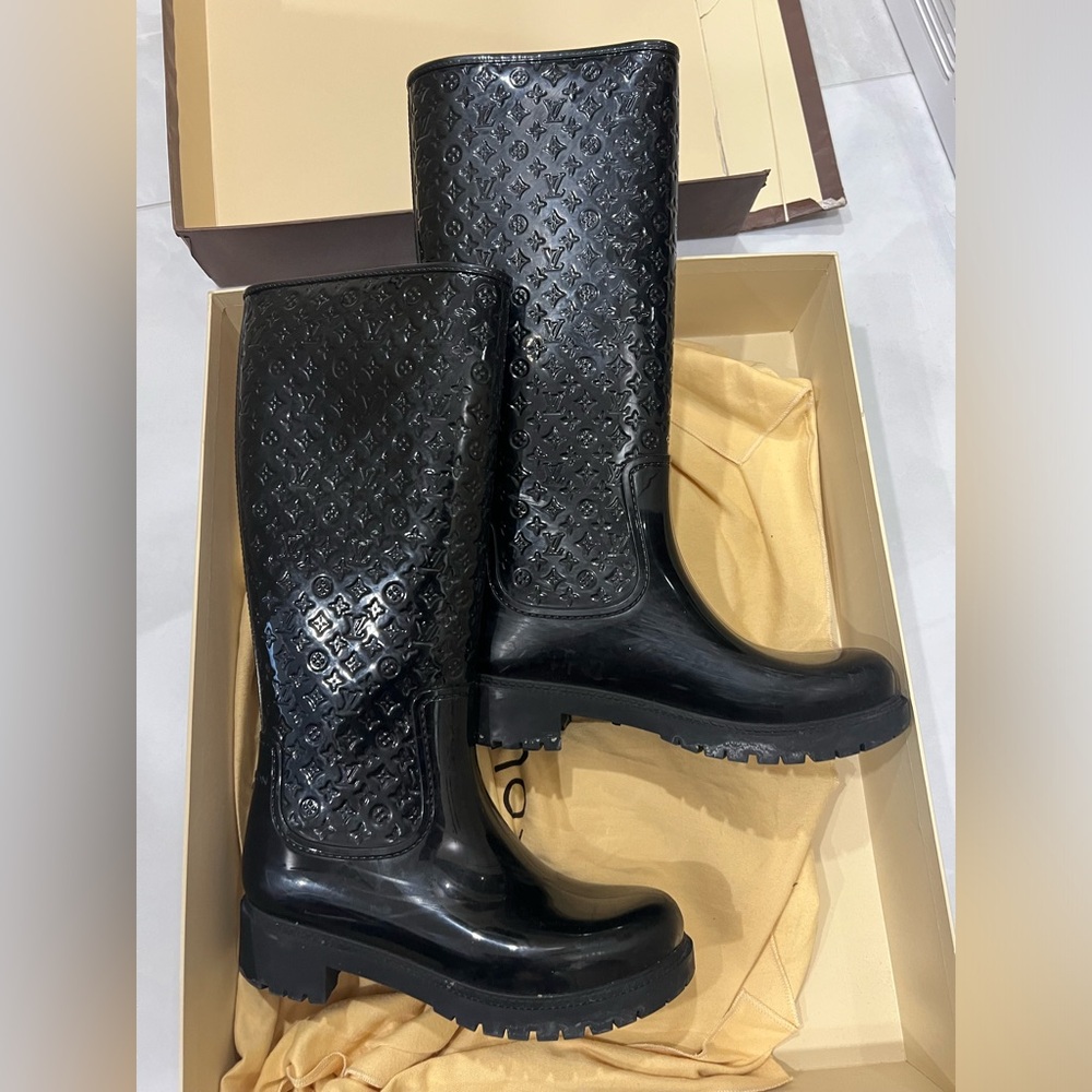 Size 38 LOUIS VUITTON RAIN BOOTS